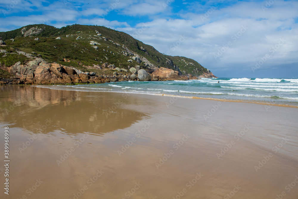 reflexo na areia da costa da Praia do Santinho,  Florianópolis, praia tropical, Santa Catarina, Brasil, florianopolis