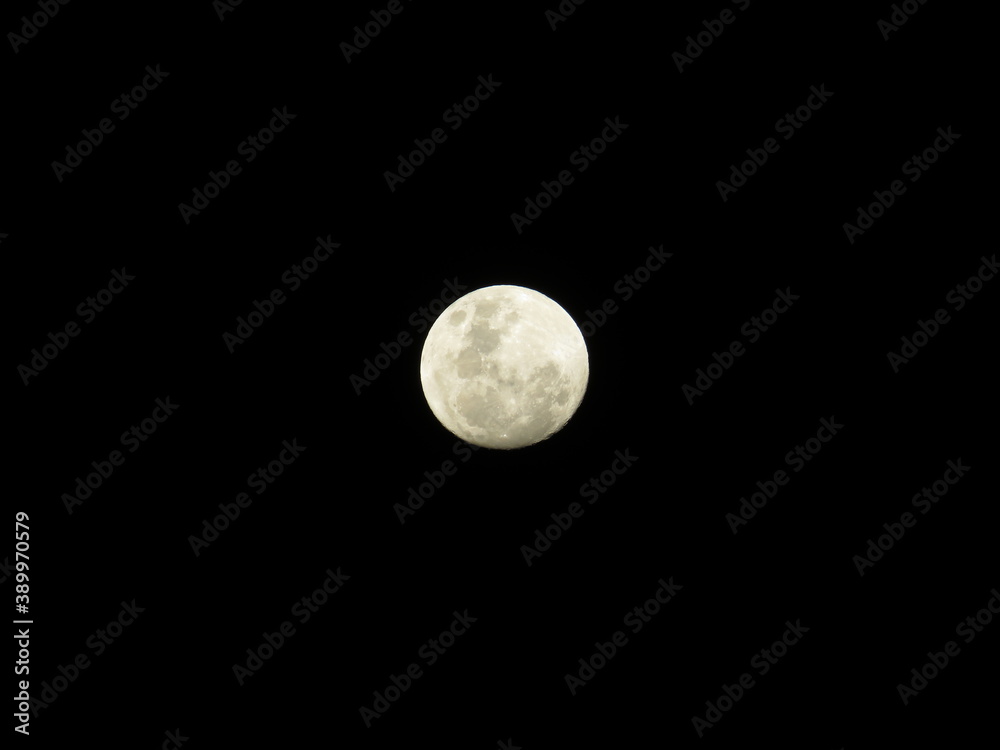 Luna Llena en el centro con espacio para escritura Luna Llena en el centro con espacio para escritura