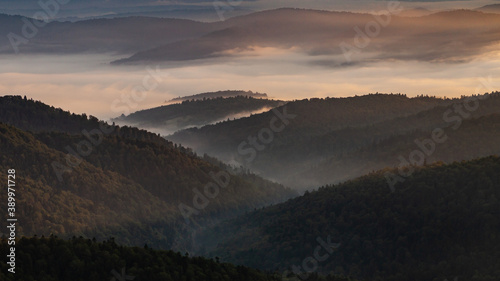 Poranne mgły nad szczytami Bieszczadów, Polska