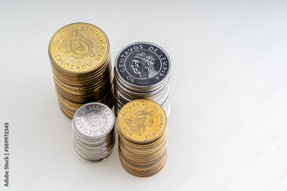 Monedas de Honduras apiladas sobre fondo blanco Monedas de Honduras apiladas sobre fondo blanco