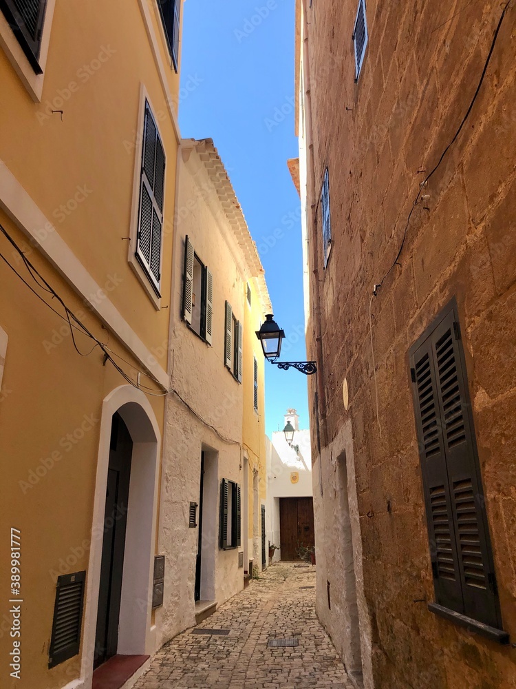 Eine enge Gasse in einem Dorf auf Menorca