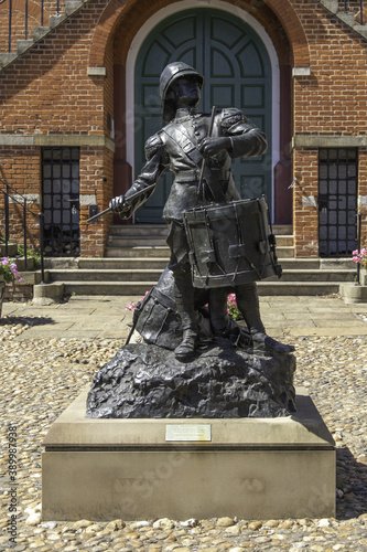 Foto WOODBRIDGE, UNITED KINGDOM - Aug 07, 2020: Sculpture of a Drummer in Woodbridge, Suffolk