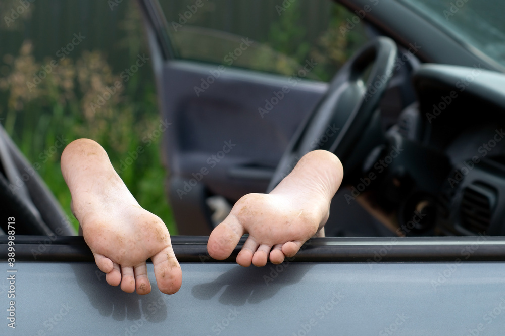 Schoolgirl's bare feet sticking out car window outdoors ภาพถ่ายสต็อก ...
