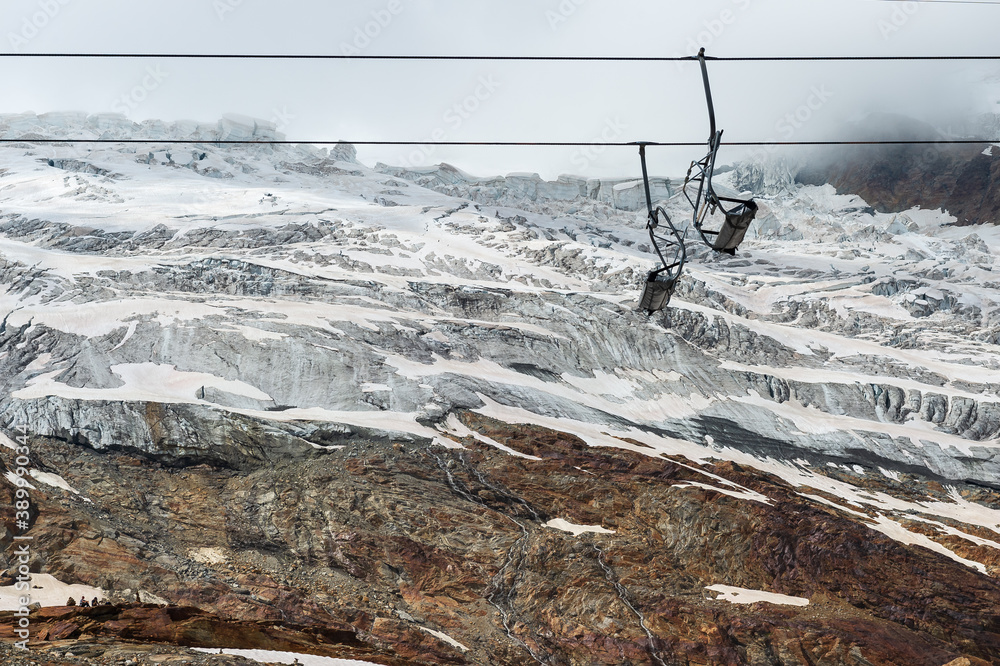 Φωτογραφία Längfluh II chair lift above Says-Fee ski resort at 2870m in front of the terminus of Fee glacier, cracked ice and reddish coloured stones, pebble and waterfalls