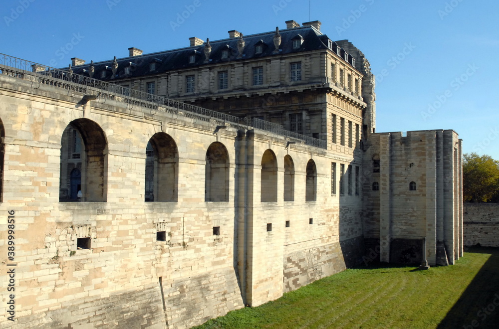 Château de Vincennes, vers la Tour du Bois et le Pavillon de la Reine, ville de Vincennes, département du Val de Marne, France