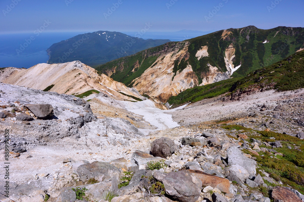 硫黄山から見る知床岬（北海道・知床）
