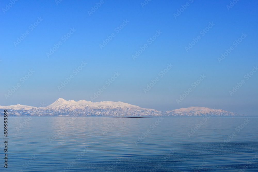 海から見た冬の知床半島（北海道・標津町）
