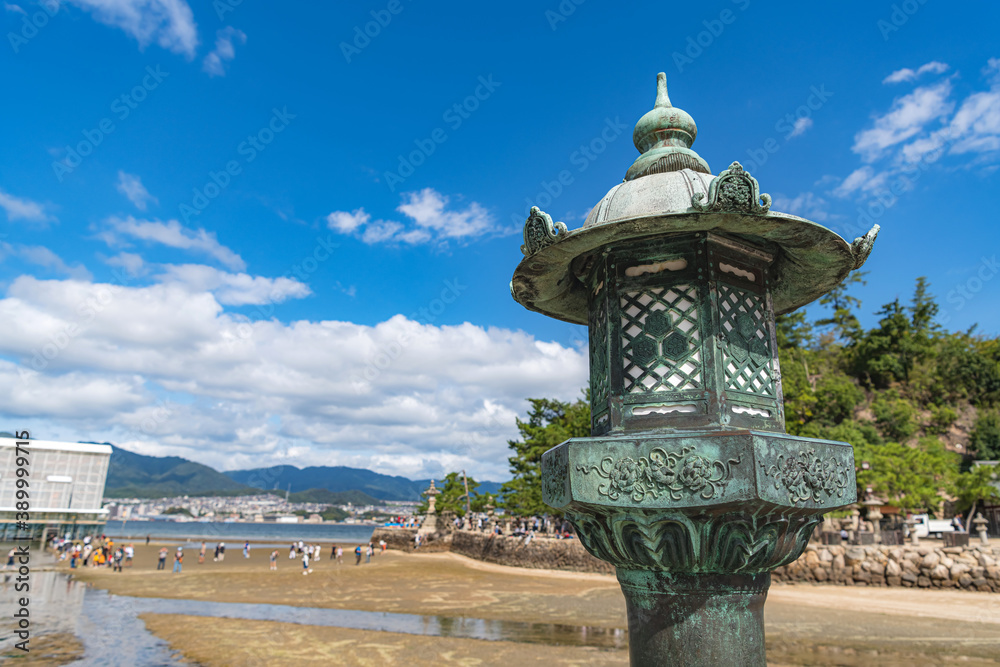 Obraz premium 安芸の宮島 厳島神社 灯篭