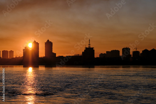 Sunrise scenery of Songhua River in Harbin, China © 客半山居