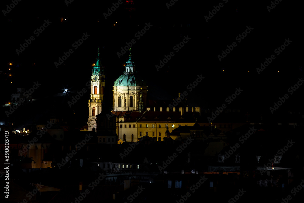 Obraz premium illuminated church of St. Nicholas from the 17th century and light from street lights at night in the center of the old town of Prague