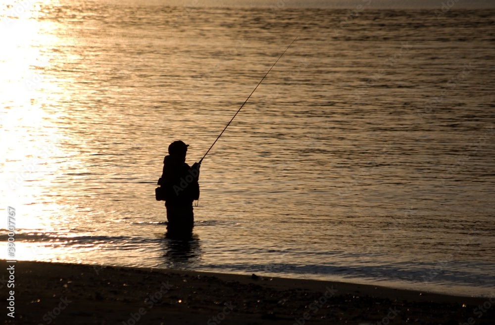 石狩湾新港の夕暮れと釣り人