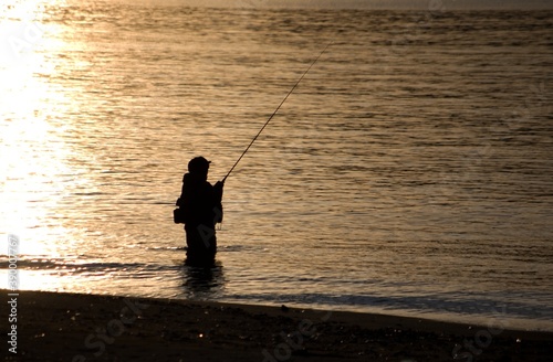 石狩湾新港の夕暮れと釣り人