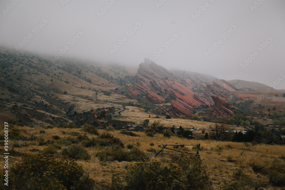 Obraz premium Red Rocks Amphitheater in the distance on a foggy day