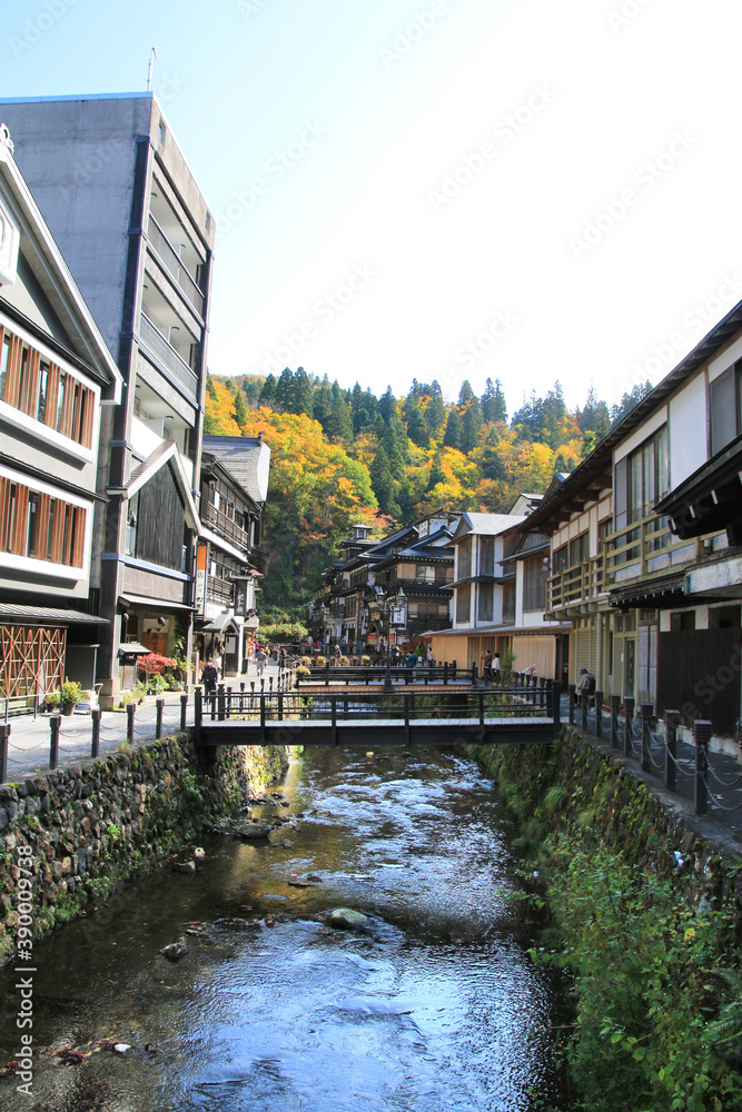 秋の銀山温泉（山形県・尾花沢市）