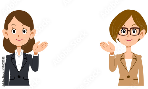 案内する2人のビジネスウーマン　上半身
