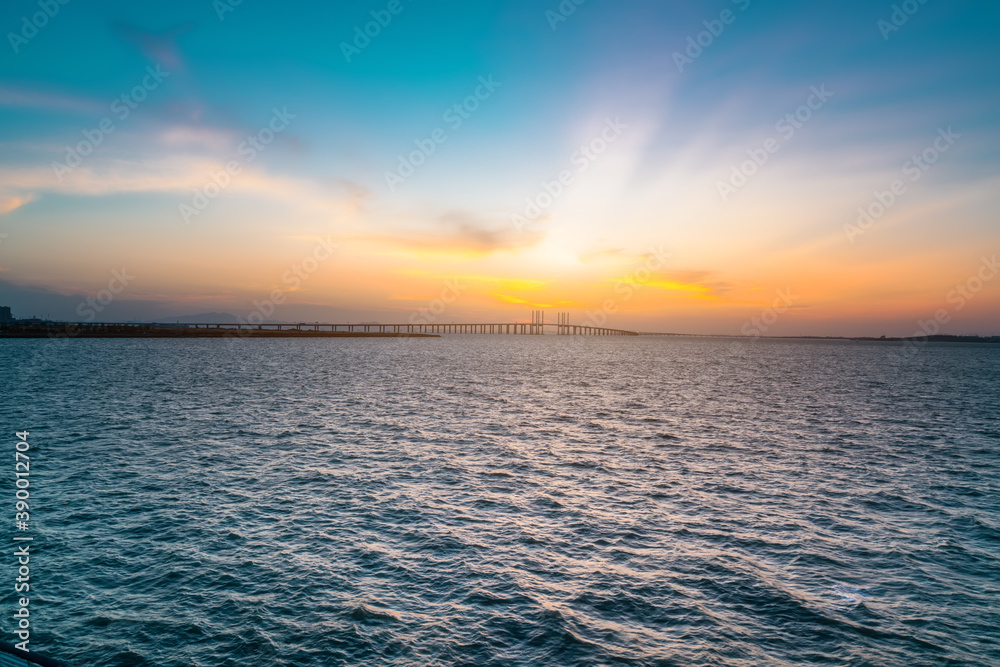 Obraz premium China's famous cable-stayed bridge, Jiaozhou Bay Sea-Crossing Bridge in Qingdao, Shandong Province and the sea scenery