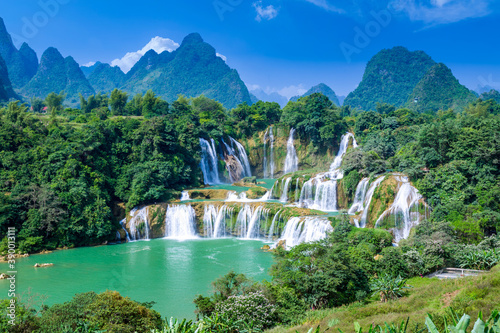 Fototapeta Naklejka Na Ścianę i Meble -  The beautiful and magnificent Detian Falls in Guangxi, China