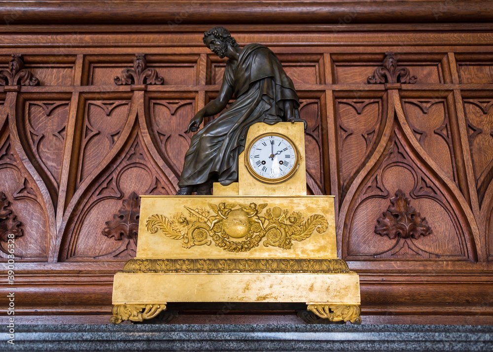 Φωτογραφία Old English clock on the background of carved wood in the Vorontsov Palace, buil