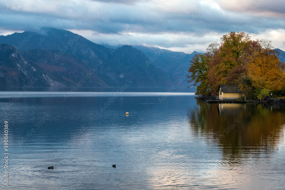 Φωτογραφία Früh morgens am Traunsee, Oberösterreich, Österreich im Herbst- Europa