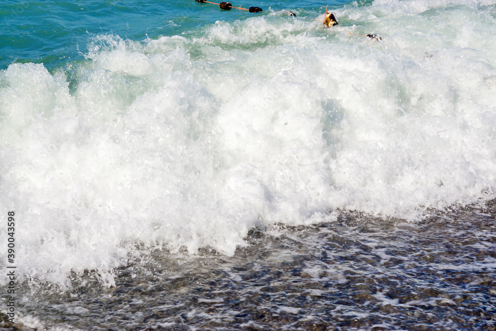 Naklejka premium foamy waves on blue sea surface behind of moving boat. selective focus