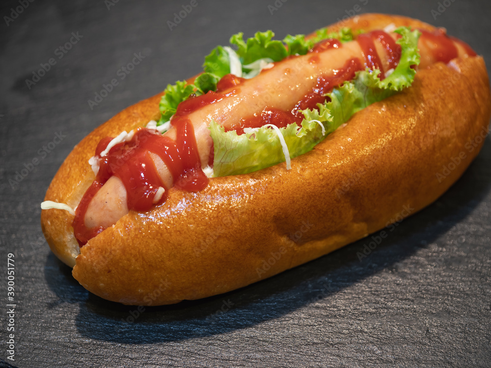 ソーセージとレタスが入った美味しいホットドック。 ソーセージとレタスが入った美味しいホットドック。