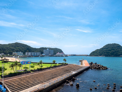 Fototapeta Naklejka Na Ścianę i Meble -  ビーチ , 浜 , 海岸 , 浜辺 , 海辺 , 海浜 , 海水浴 , 海水浴場 , リゾート , リゾートビーチ , beach , resort , japan