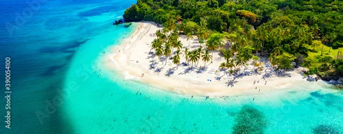 Obraz  z motywem Vacation background. Travel concept. Aerial drone view of beautiful caribbean tropical island with palms and turquoise water. Banner wide format