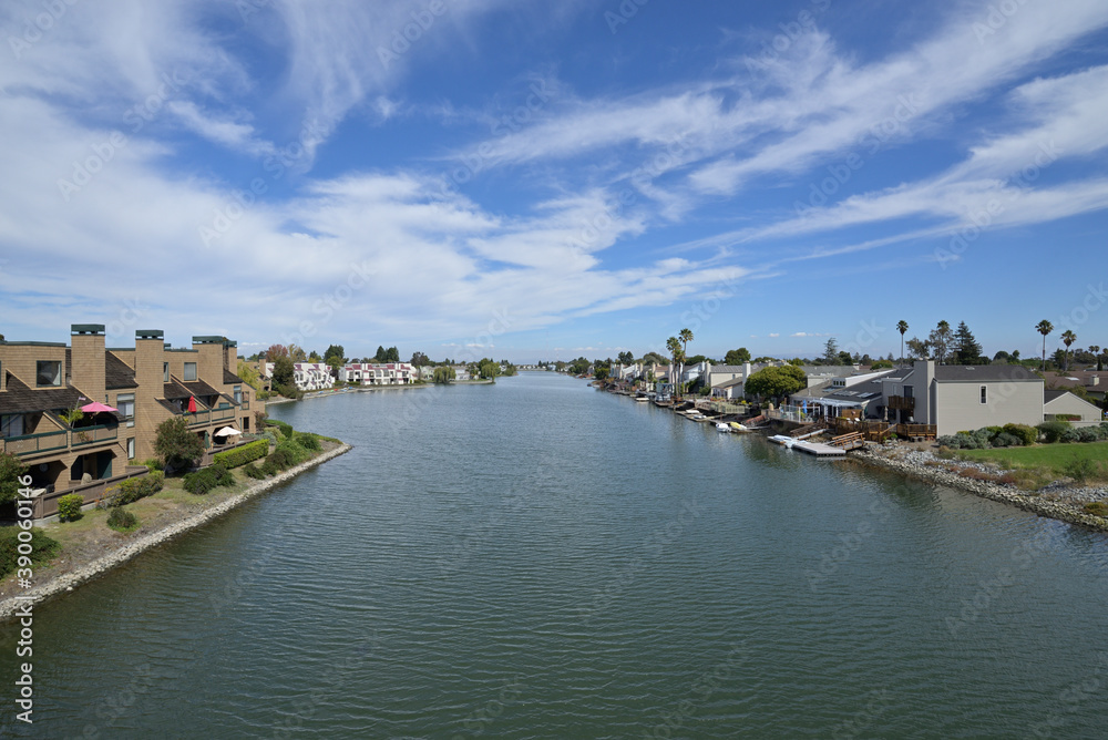 Obraz premium アメリカの計画住宅地:レッドウッド・ショアーズの街並み