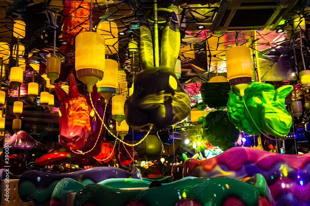 Naklejka premium 派手な内装のカフェ。兔と羊と牛の大きな飾り。