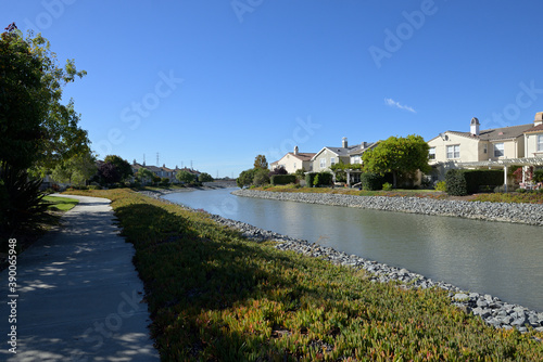 アメリカの計画住宅地：レッドウッド・ショアーズの街並み