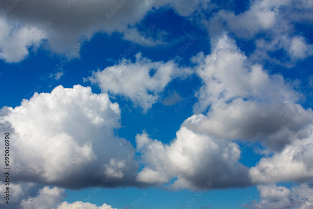 Fototapeta premium White clouds cumulus floating on blue sky for backgrounds concept