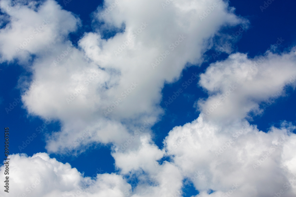 Obraz premium White clouds cumulus floating on blue sky for backgrounds concept