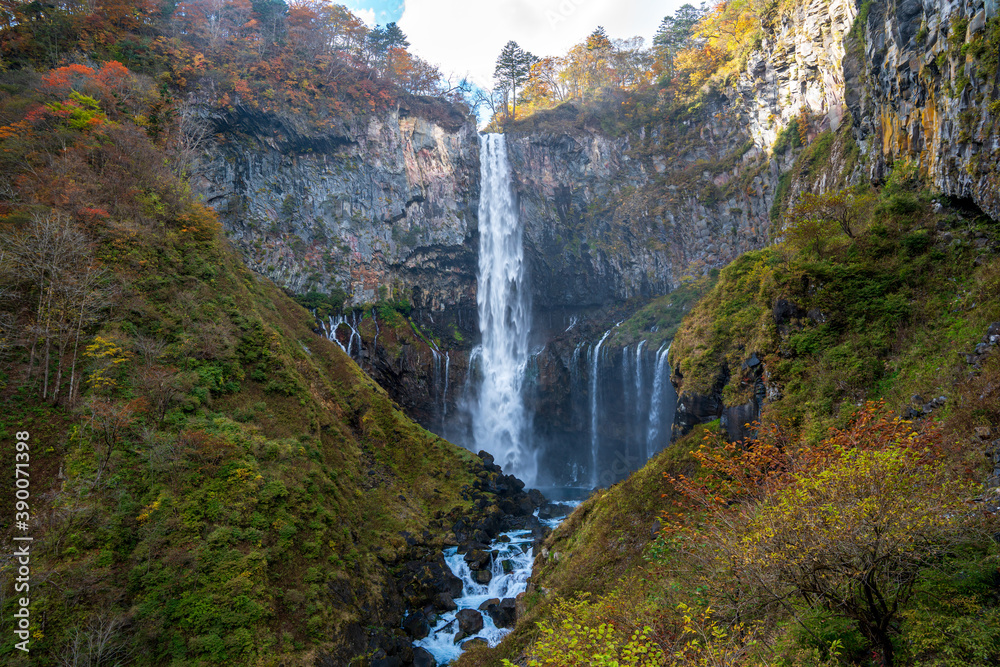 Fototapeta premium 紅葉の日光 華厳の滝 観瀑台にて