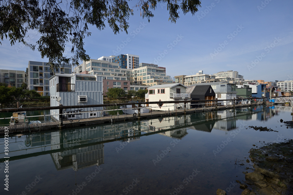 Obraz premium サンフランシスコ東部のウォーターフロント再開発:ミッション・ベイとミッション・クリークのハウスボート