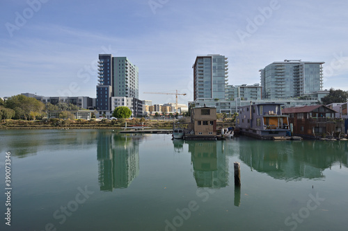 サンフランシスコ東部のウォーターフロント再開発：ミッション・ベイとミッション・クリークのハウスボート