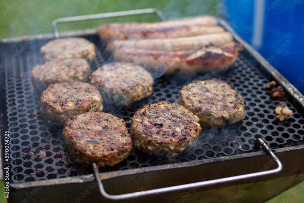 Original Thüringer Bratwürste und Gehacktes Klopse auf dem Grill Original Thüringer Bratwürste und Gehacktes Klopse auf dem Grill