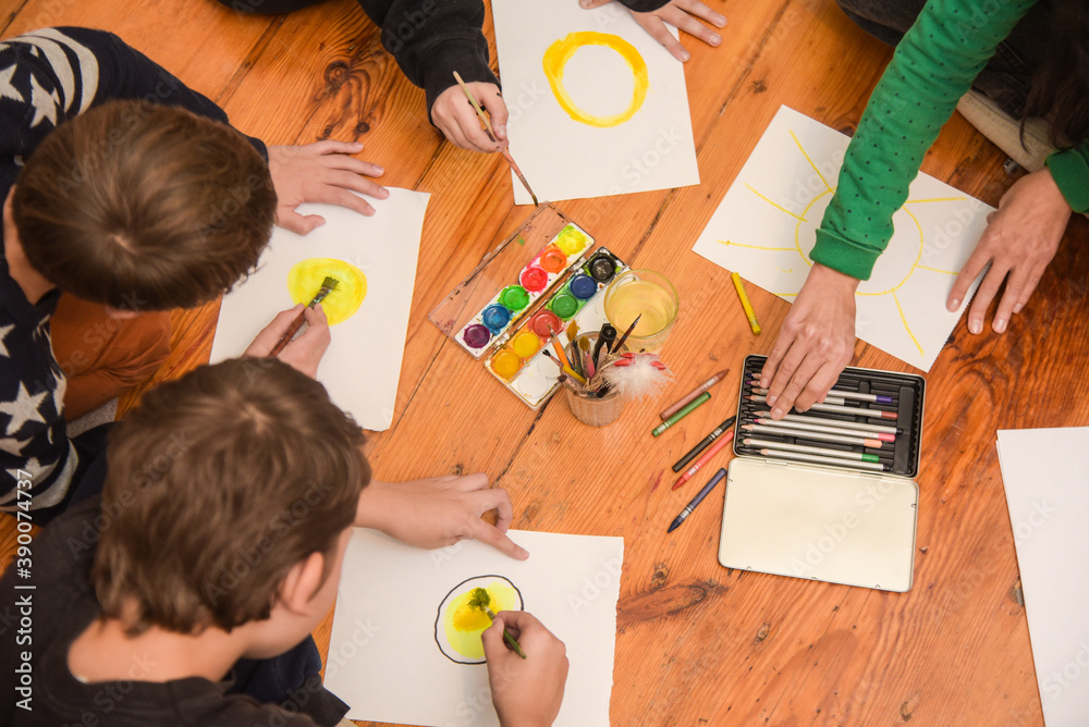 Children's group art therapy is a free activity