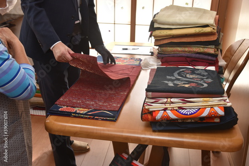 Quadro su tela A business that provides a visit service for buying second-hand goods