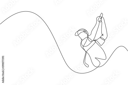One single line drawing of young sporty golf player hit the ball using golf club graphic vector illustration. Healthy sport concept. Modern continuous line draw design for golf tournament poster