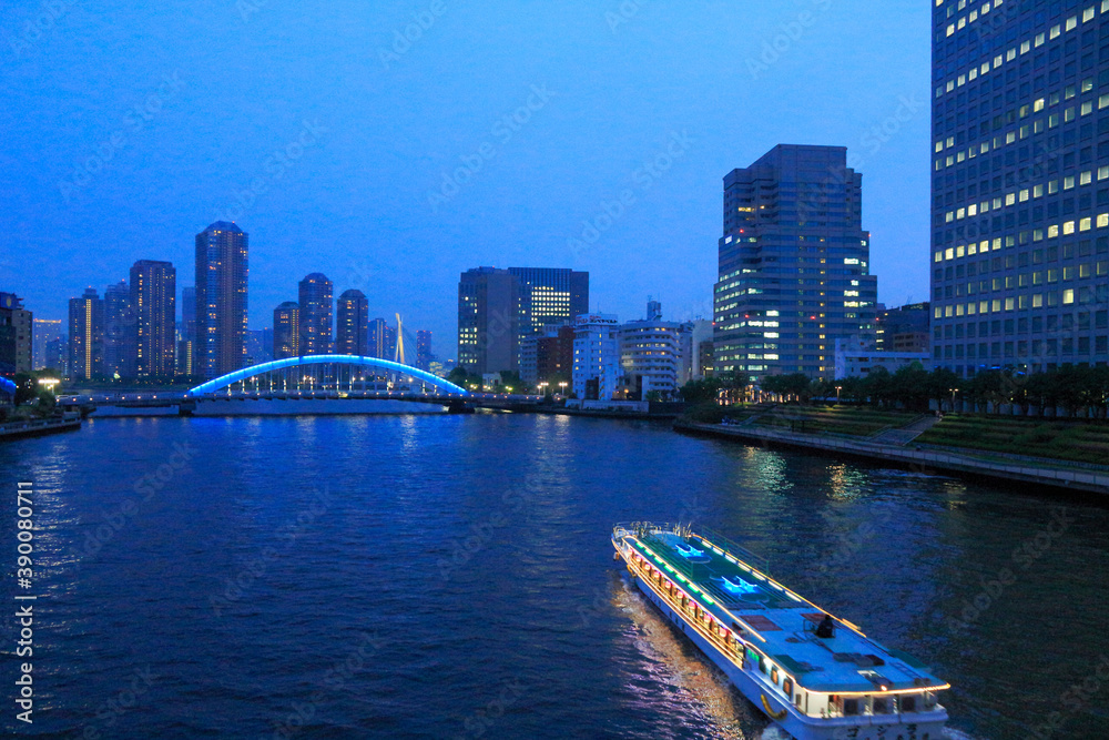 Fototapeta premium 佃島タワーマンション 永代橋 屋形船