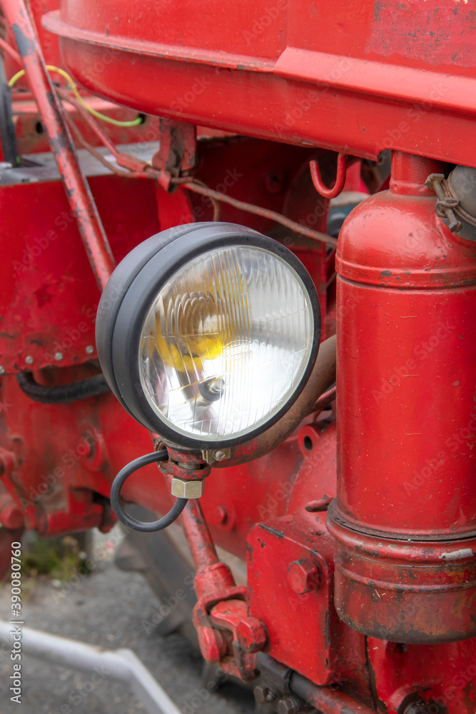 Système d'éclairage sur tracteur ancien Système d'éclairage sur tracteur ancien