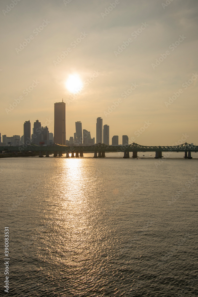 Obraz premium 鉄橋と夕陽