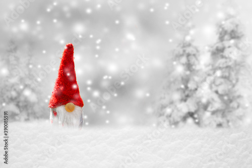 Kleiner Weihnachtsmann im Schnee