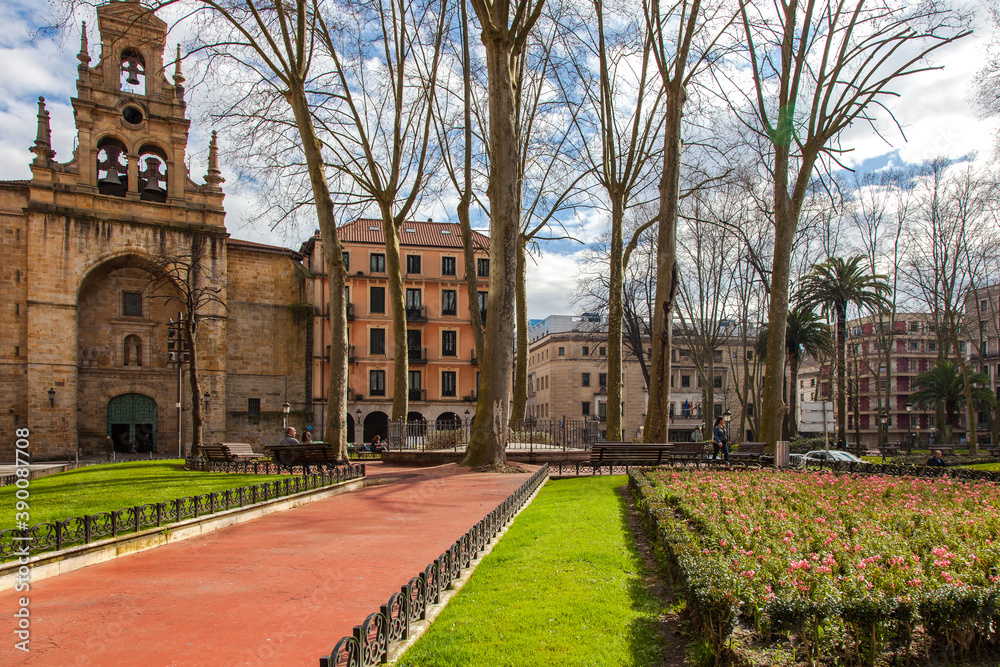 Jardines de Albia y la iglesia de San Vicente en Bilbao, Vizcaya, País Vasco