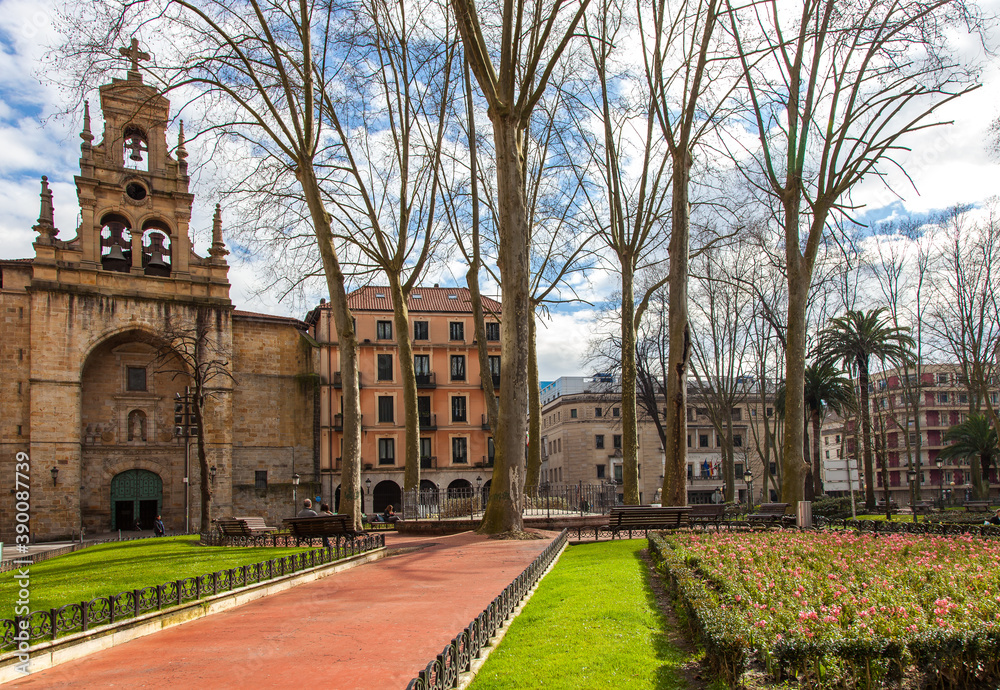 Jardines de Albia y la iglesia de San Vicente en Bilbao, Vizcaya, País Vasco