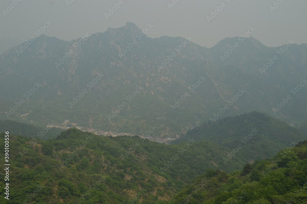 Fototapeta premium Hiking in the beautiful Chinese mountain landscapes and on the ancient historical Great Wall of China 