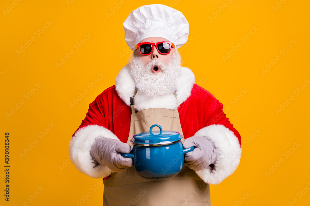 ubehag hjælp kontoførende Photo of shocked stupor grandpa chef cap hold hot pan gloves cook preparing  family recipe miss late waste time wear x-mas red costume coat sun specs  apron isolated yellow color background Stock-foto 