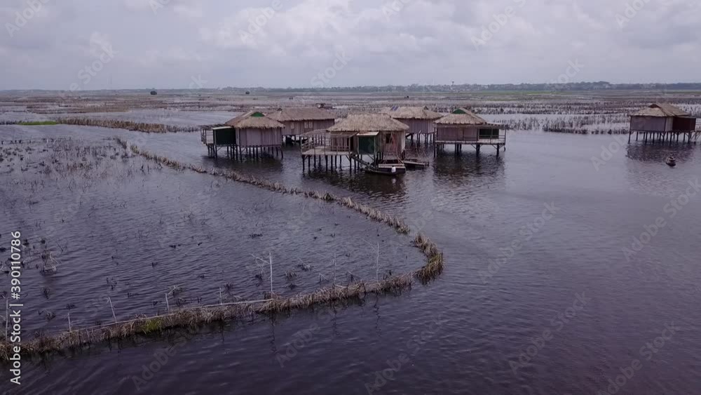 Le lac est pour l'instant préservé de pollution industrielle. En conséquence, l'eau du lac n'est pas trop polluée ce qui permet la pêche et la pisciculture Le lac est pour l'instant préservé de pollution industrielle. En conséquence, l'eau du lac n'est pas trop polluée ce qui permet la pêche et la pisciculture