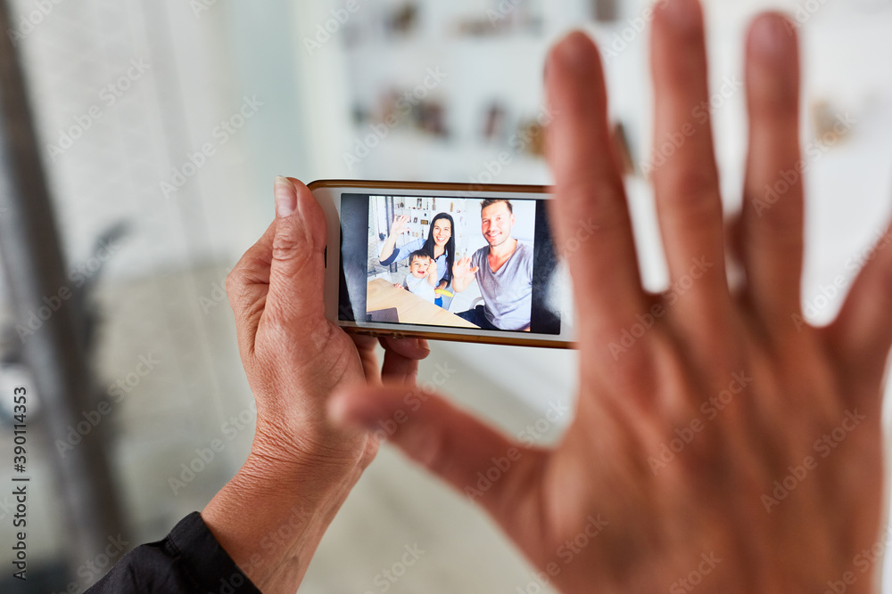 Hand hält ein Smartphone im Video Streaming