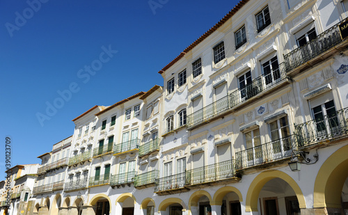Évora, World Heritage City by Unesco, Portugal: White buildings at Giraldo Square (Praça do Giraldo).